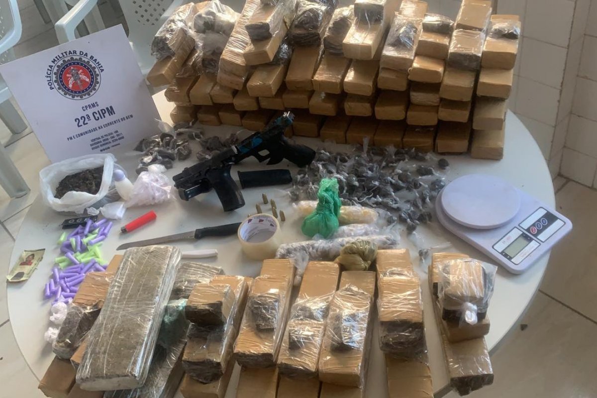 Armas e 50 quilos de drogas são apreendidos em Simões Filho