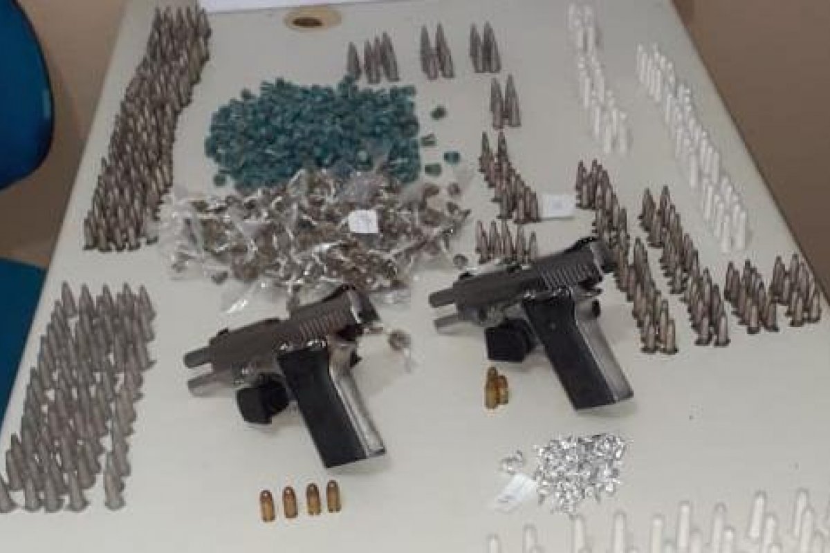 PM apreende mil porções de drogas em região de matagal em bairro de Salvador