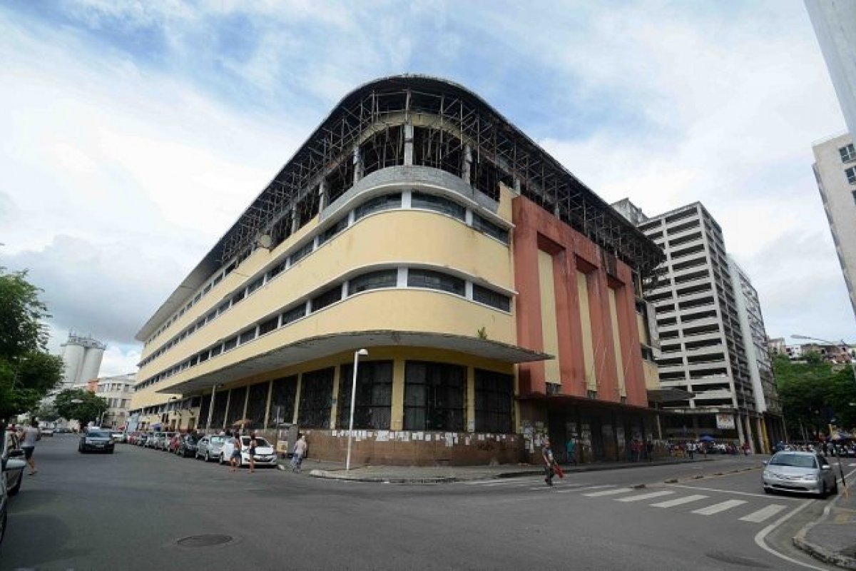 Acidente com caminhão no bairro do Comércio, em Salvador, modifica trânsito na região