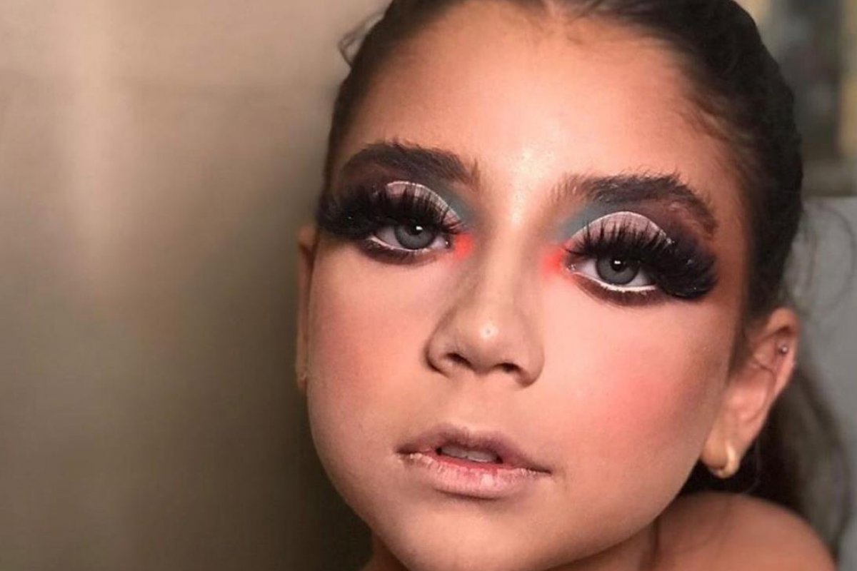 Tendência de make: Digital infuencer Camile Regis ensina a fazer pele de golfinho