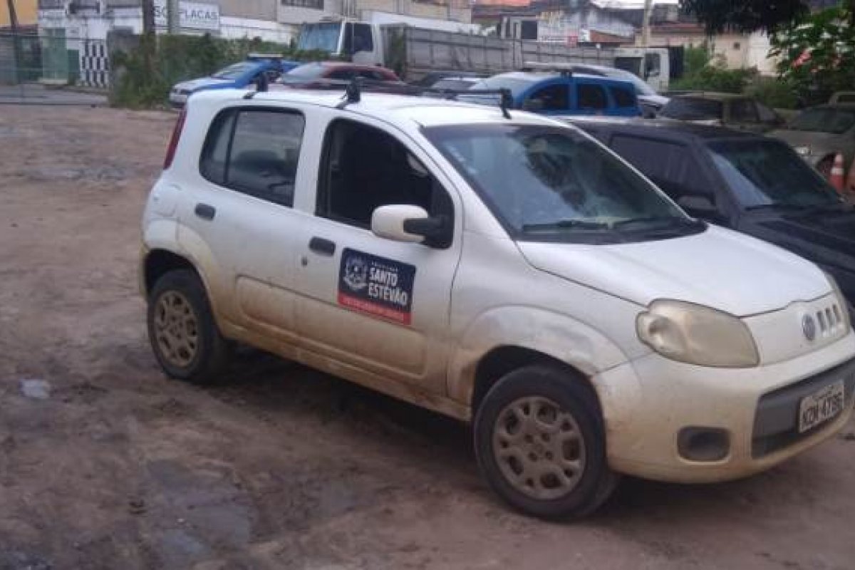 Servidor é flagrado com dez tabletes de maconha dentro do carro da Prefeitura de Santo Estêvão, na Bahia