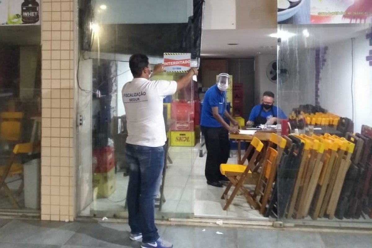 Em primeiro fim de semana com restrições, nove bares e restaurantes são interditados em Salvador