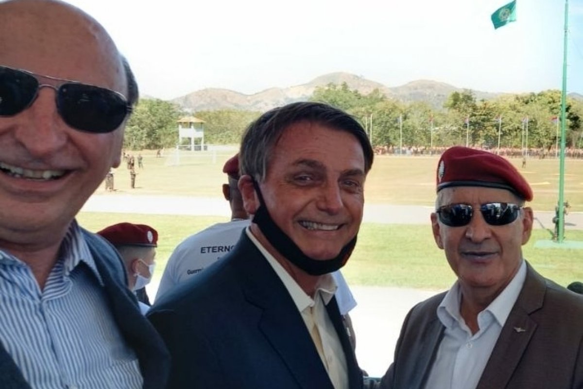 Bolsonaro participa da brevetacao de 749 novos paraquedistas