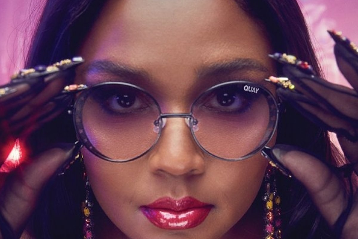 Cheia de estilo, Lizzo lança nova coleção de óculos