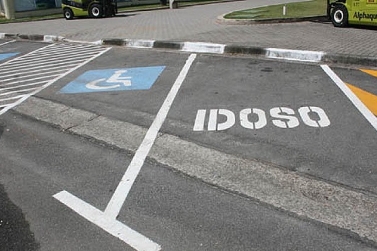 Credencial para vagas destinadas a idosos, gestantes e deficientes físicos poderá ser solicitada nesta segunda (17)