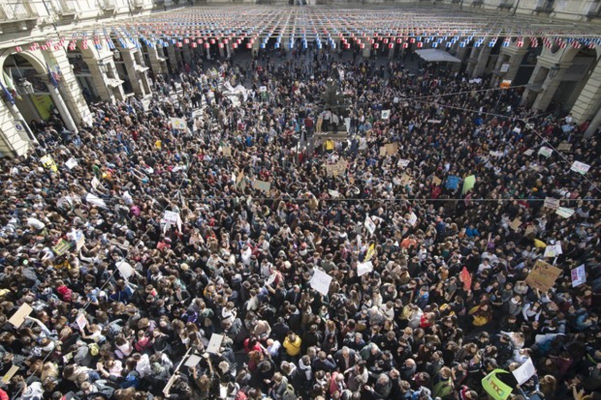Manifestação em favor da democracia reúne aproximadamente 10 mil pessoas na Tailândia