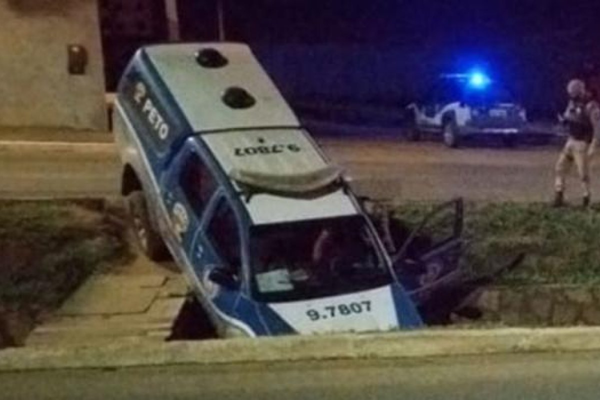 Veja vídeo: Viatura da PM cai em vala após perseguição a suspeito em Conquista