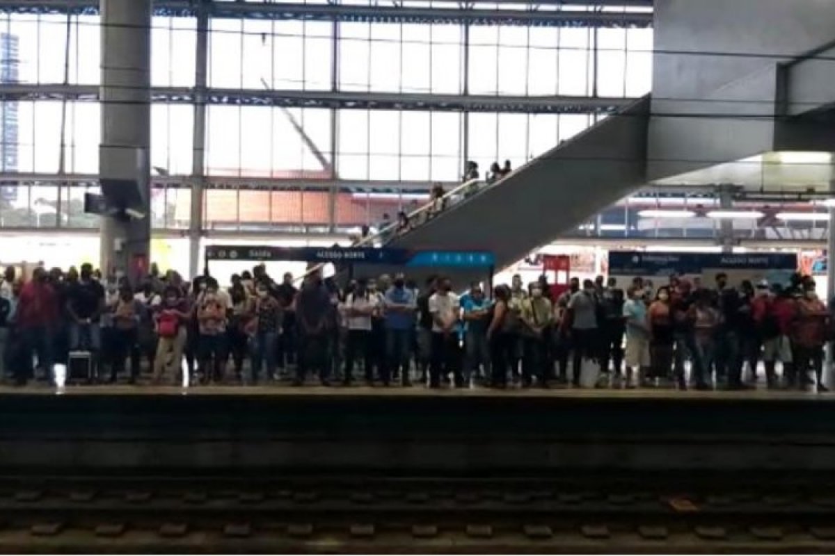 Veja vídeo: Falha técnica provoca aglomeração em estação de metrô nesta segunda (17) em Salvador
