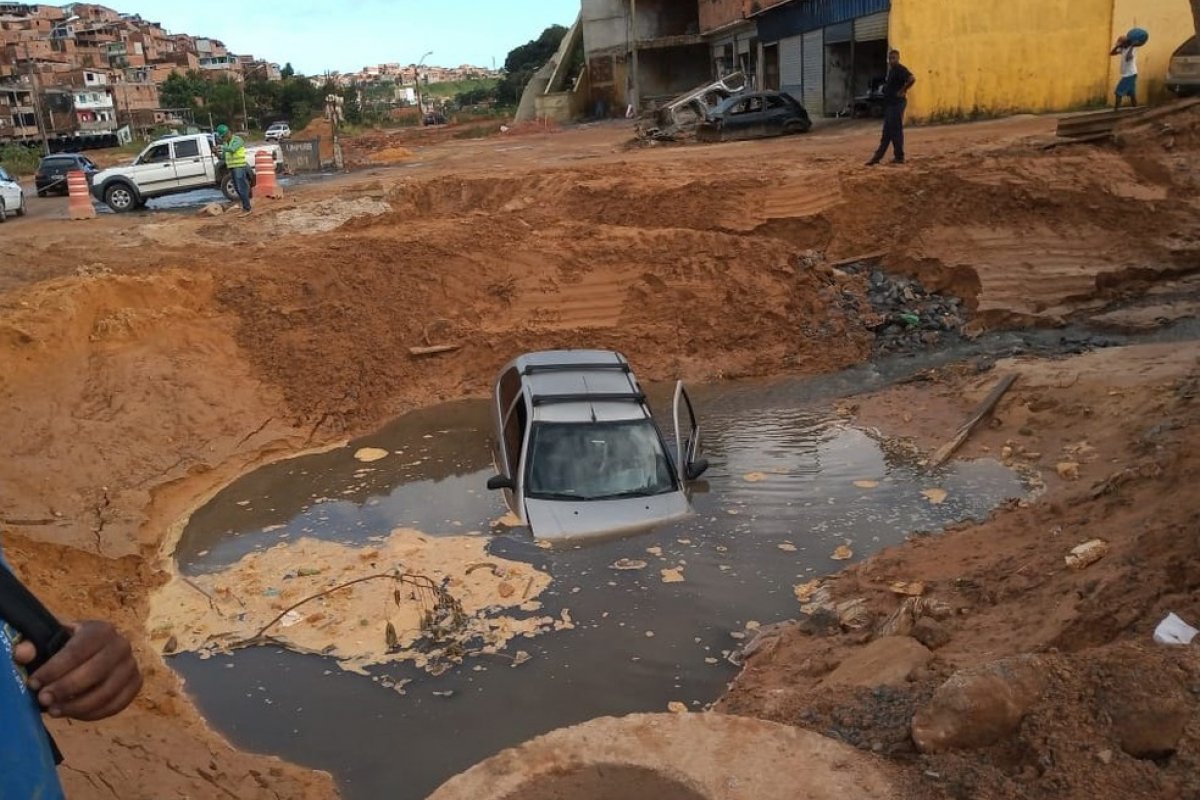 Motorista perde controle da direção e carro cai em vala, em Salvador
