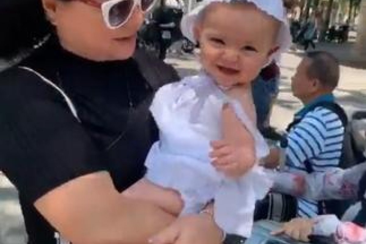 Durante passeio pelas ruas de Barcelona, Sabrina Sato mostra Zoe usando presente de Ivete Sangalo