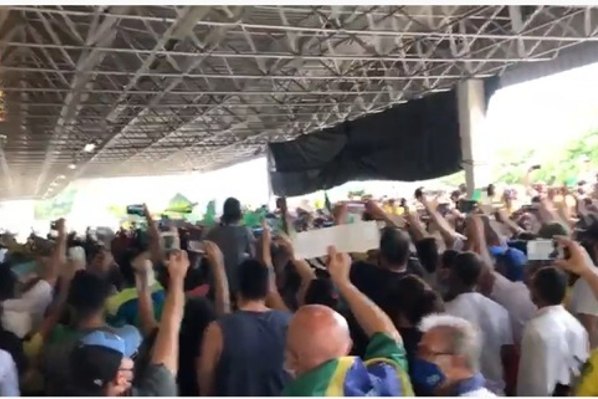 Veja Vídeo: Multidão aguarda a chegada de Jair Bolsonaro em aeroporto de Aracajú