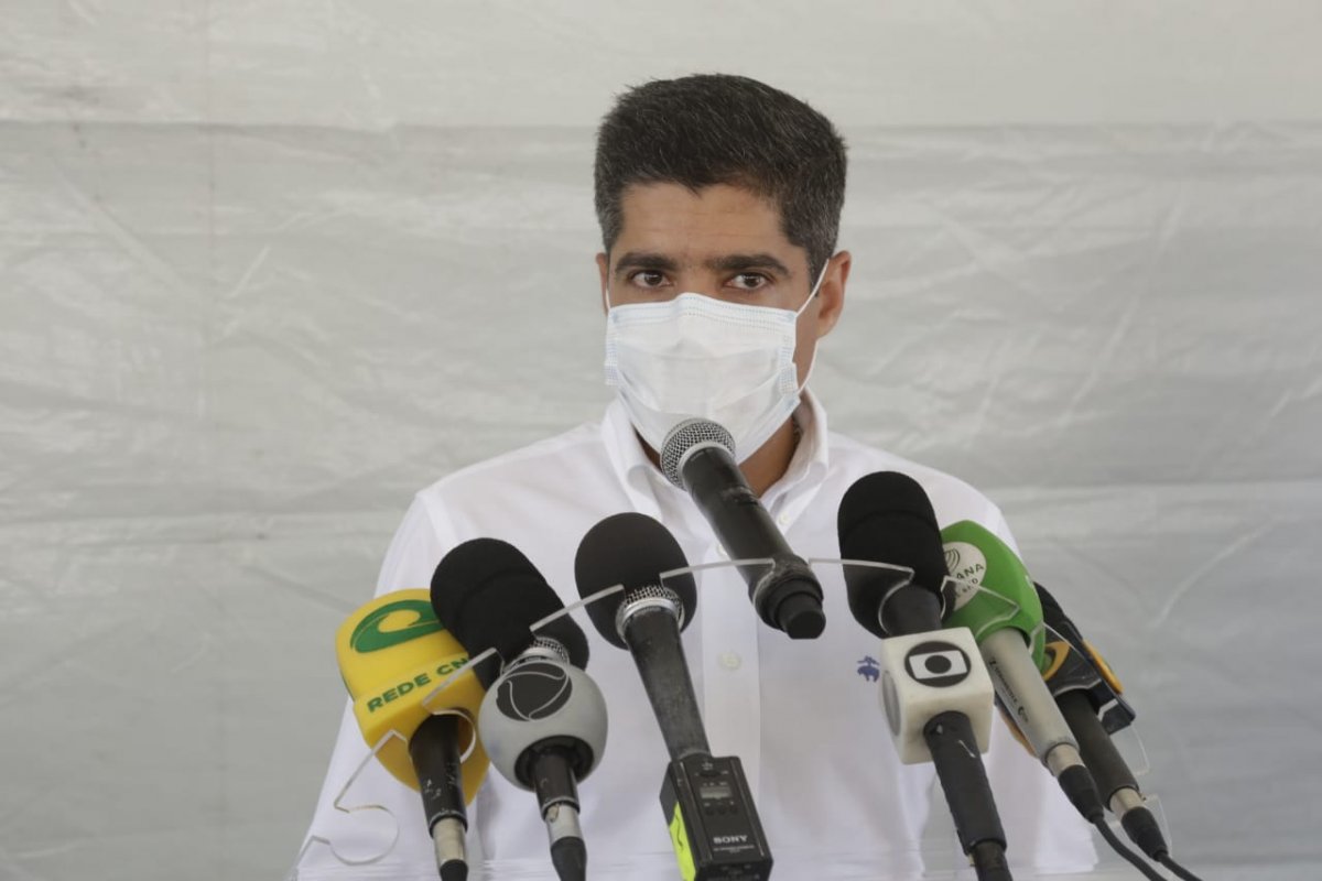 "Não é possível que essas pessoas estejam se lixando pros milhares de mortos", brada Neto contra paredões