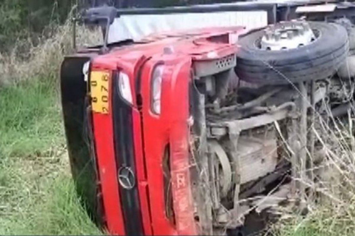 Caminhão com produtos químicos tomba na BR-116, no sudoeste da Bahia