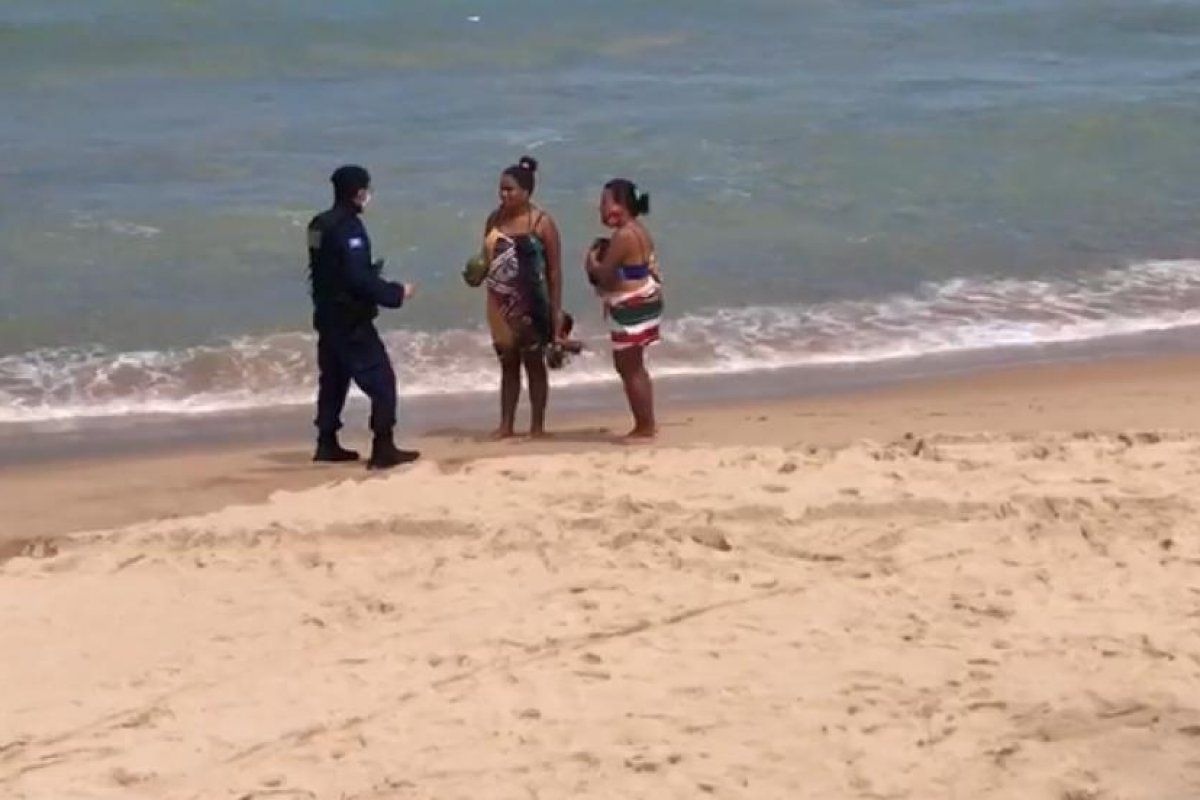 Veja vídeo: Guarda municipal retira pessoas da praia de Itapuã, em Salvador