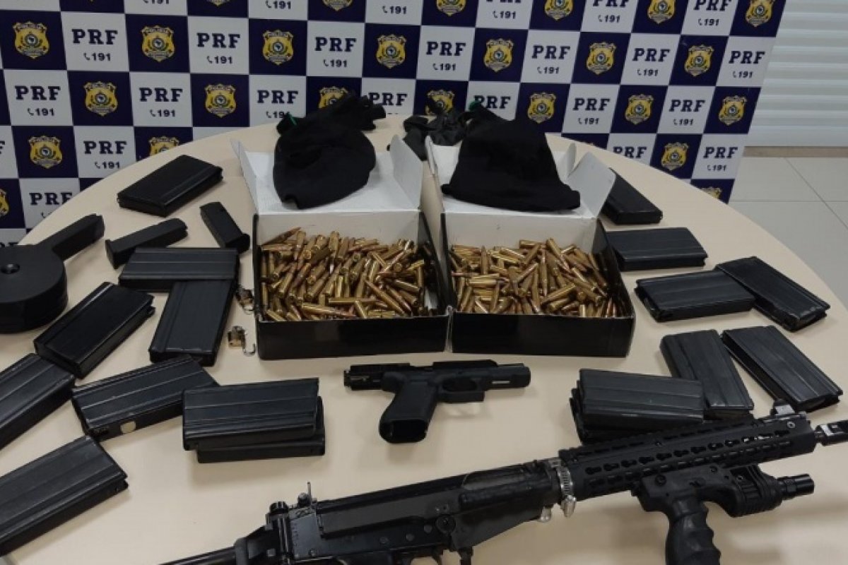 Fuzil e munições são apreendidas pela PRF-BA em ônibus na BR 116