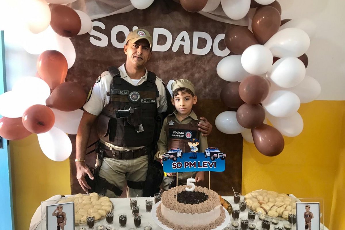Garoto comemora aniversário com tema Polícia Militar