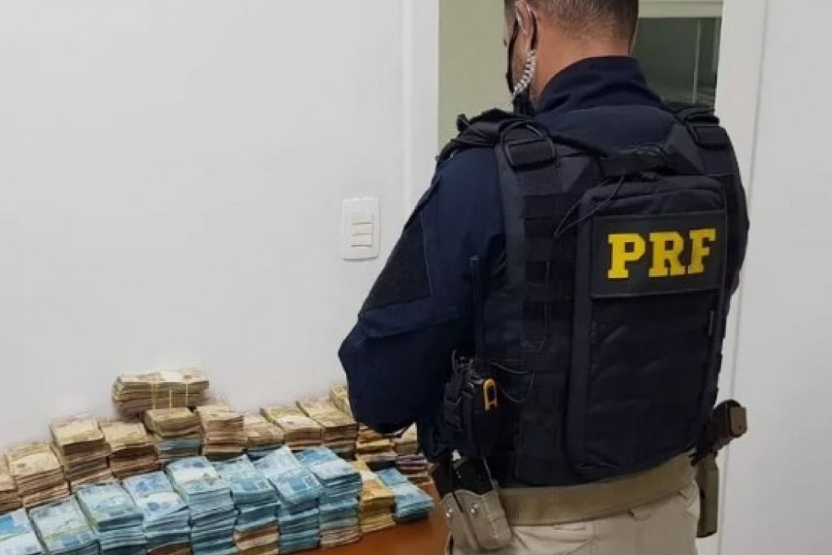 PRF apreende cerca de R$ 1 milhão escondido dentro de um carro de luxo em SP