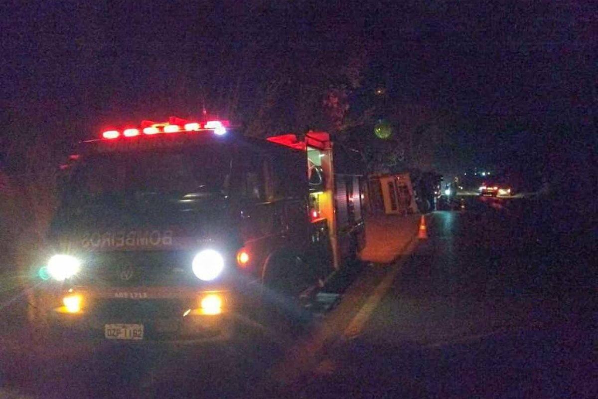 Carreta com carga de frutas tomba na BR 135, em Barreiras