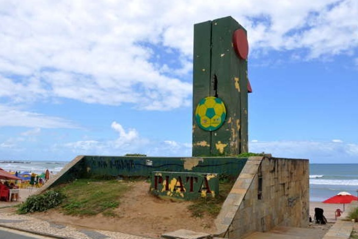 Seis homens são encaminhados para delegacia após se negarem a sair de uma praia em Salvador