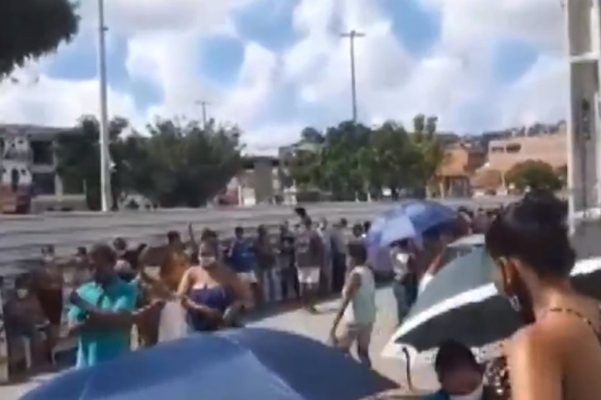 Homens trocam tiros com a polícia próximo a uma agência bancária em bairro de Salvador