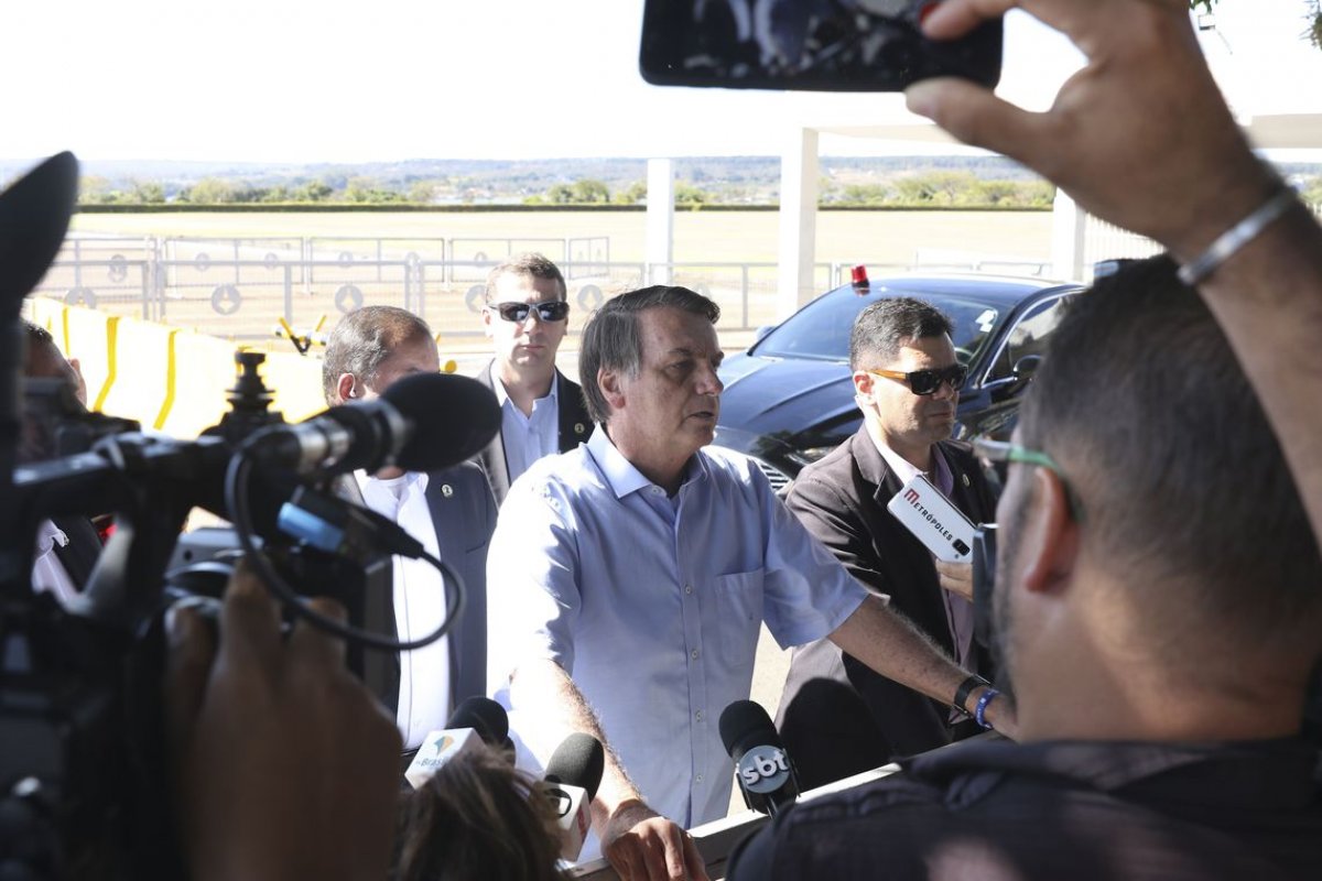 “Vai ter fumacinha branca”, afirma Bolsonaro sobre data da escolha do novo Procurador Geral da República