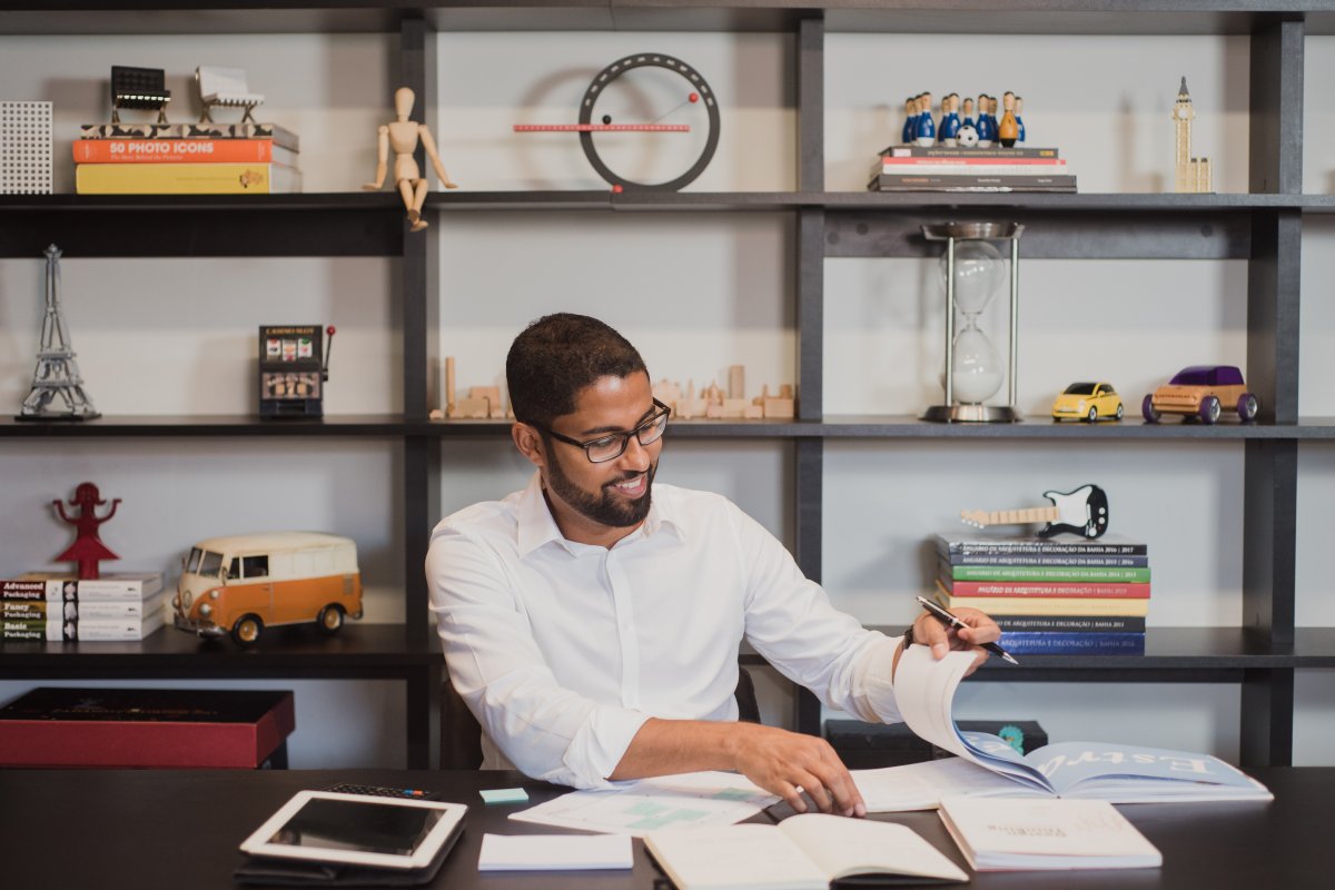 Escritórios retomam atividades com modelo híbrido de trabalho