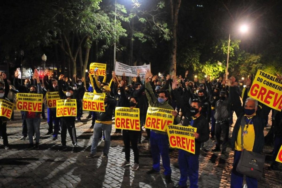 Em Assembleia, funcionários dos Correios determinam greve por tempo indeterminado em todo Brasil