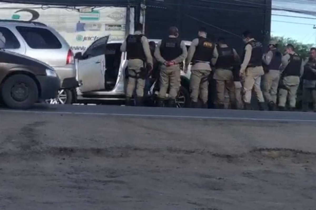 Homem é preso após perseguição policial em Feira de Santana, na Bahia 