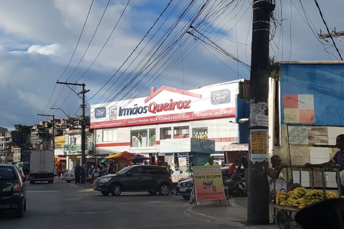 Queda de poste congestiona trânsito na avenida San Martin