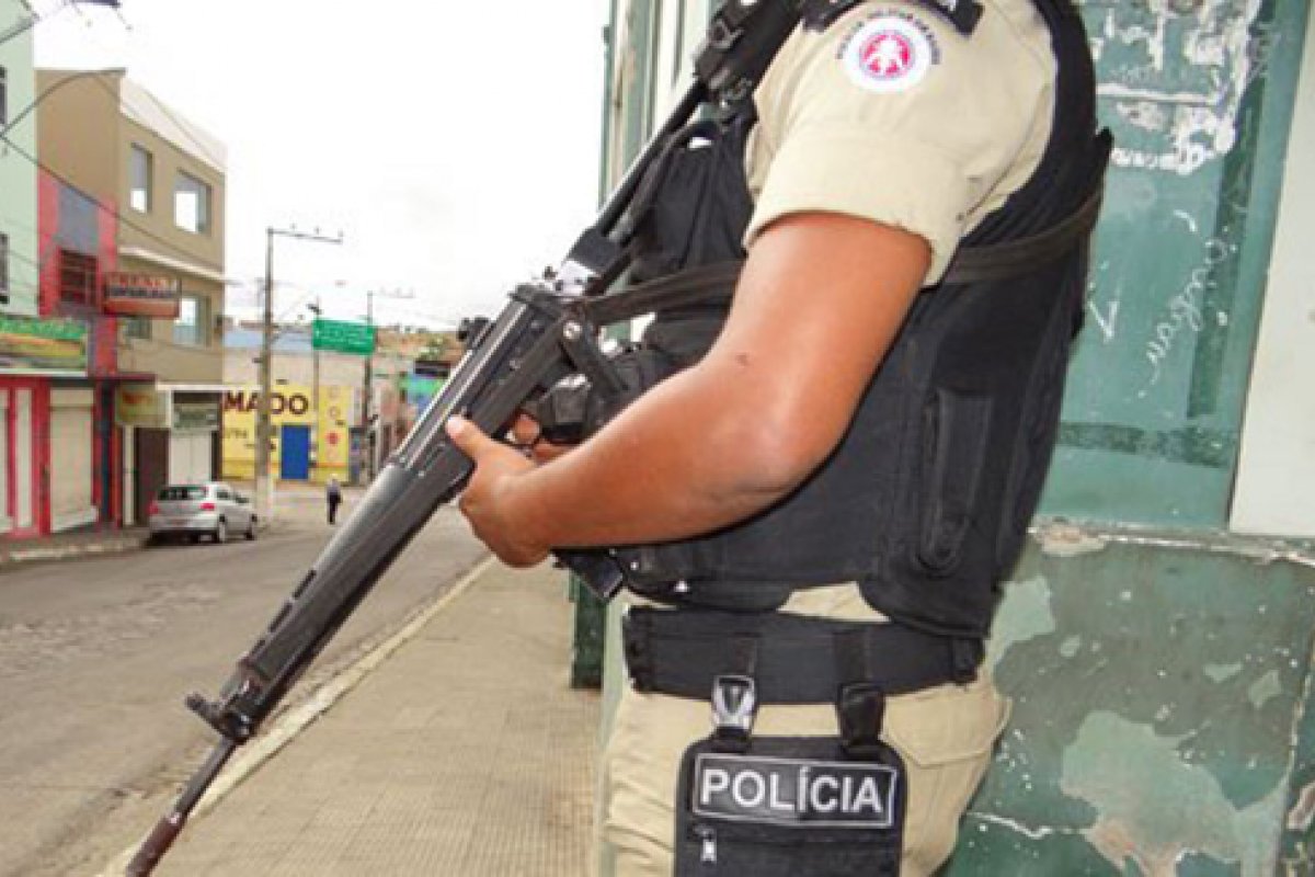 PM prende suspeitos em flagrante após roubar loja de móveis em Periperi