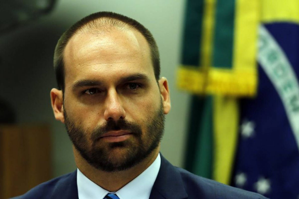 Eduardo Bolsonaro faz campanha para aprovação de PL que prevê a castração química de estupradores