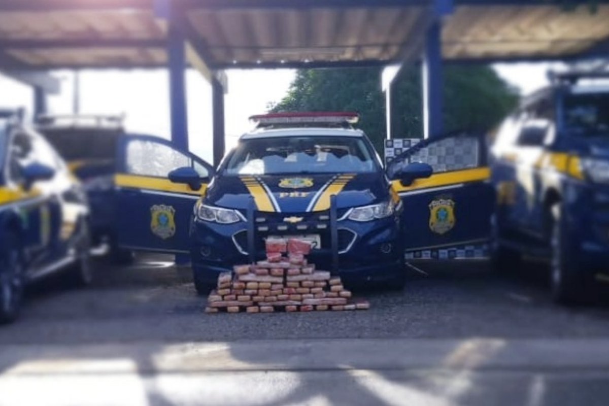 Casal suspeito de tráfico de drogas é preso após transportar 60 barras de maconha na BR 116