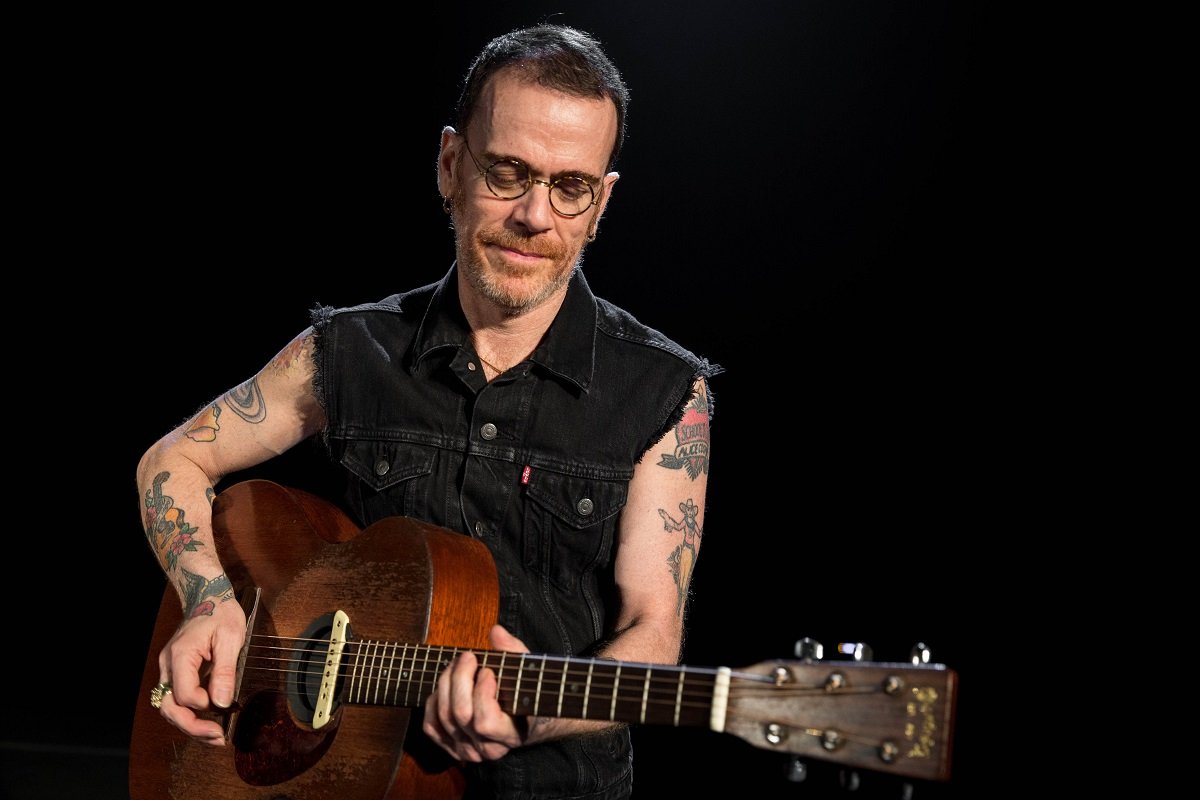 Com show acústico, Nando Reis se apresenta em drive-in em Salvador