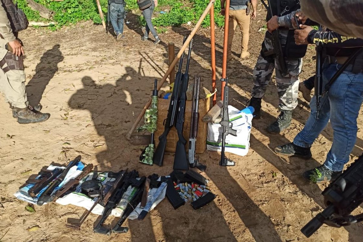 Fuzis, metralhadoras e drogas são localizados pela polícia em esconderijo em bairro de Salvador