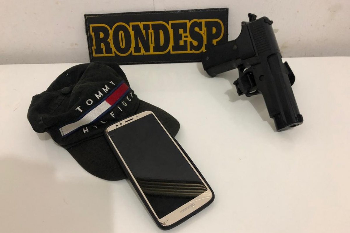 Dois homens são presos com arma falsa na Paralela