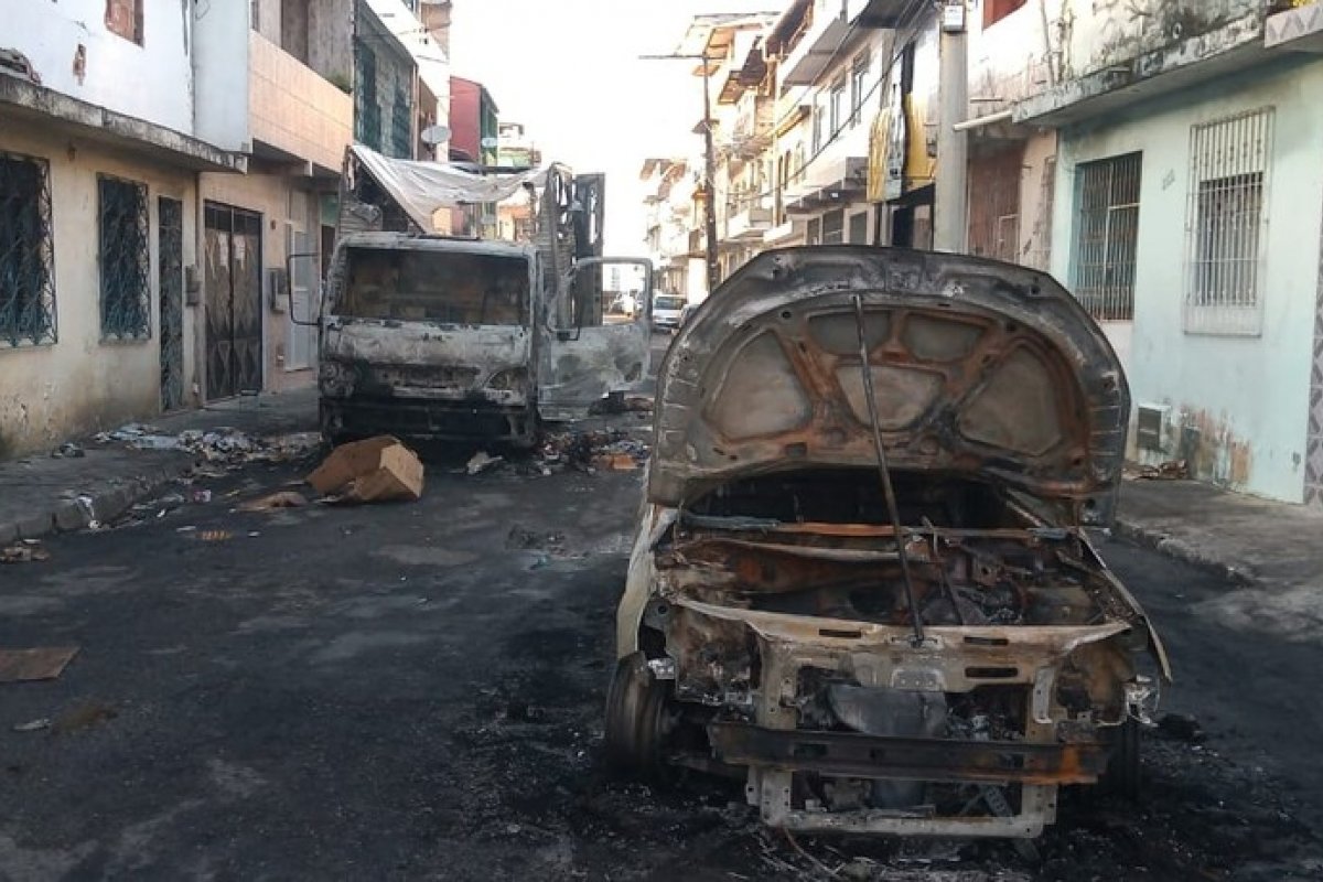 Veículos são incendiados no final de linha de São Gonçalo do Retiro