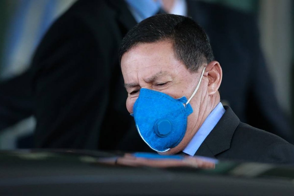 Mourão nega queimadas na Amazônia e chama Leonardo DiCaprio para marcha pela selva