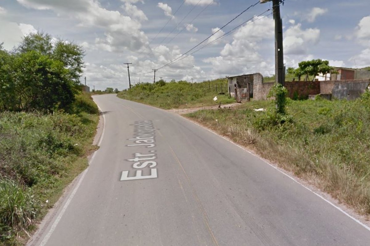 Manifestantes bloqueiam estrada em Candeias