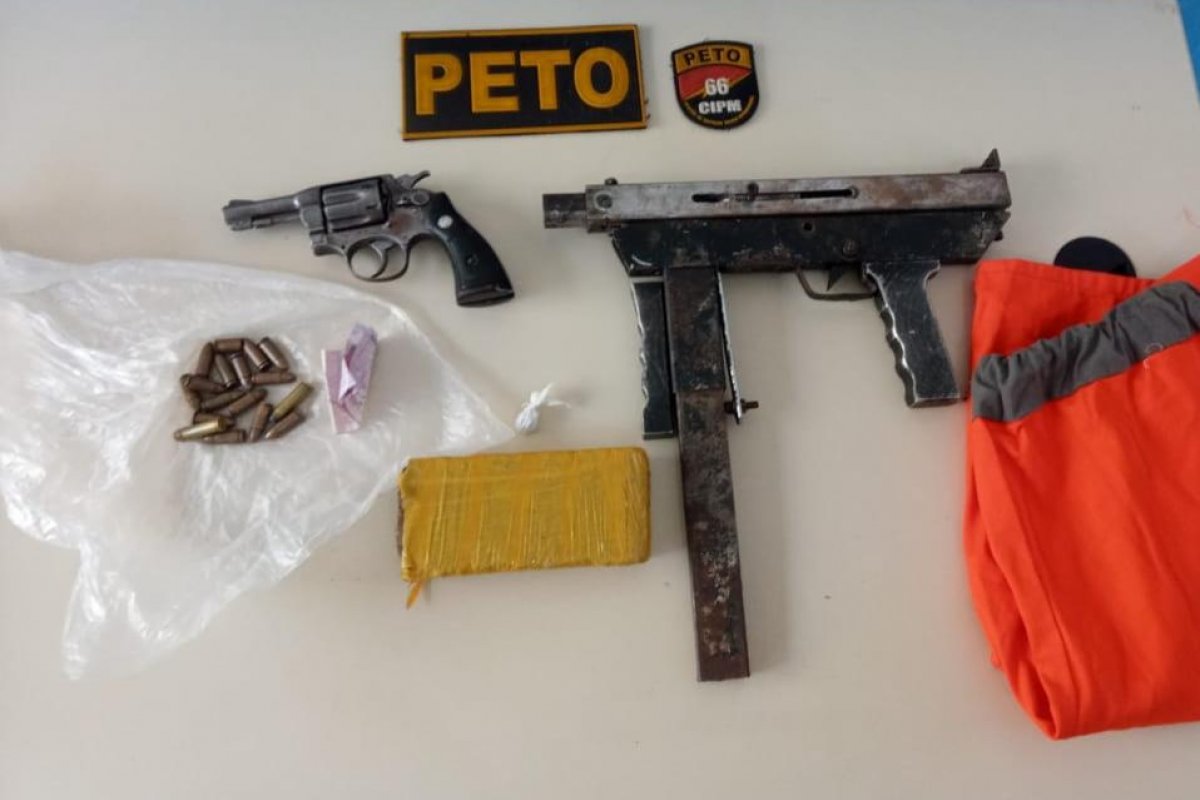 Feira de Santana: submetralhadora e revólver encontrados com suspeito de tráfico