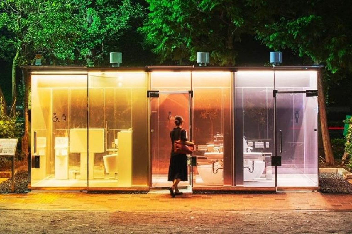 Tóquio coloca banheiros públicos transparentes em parques