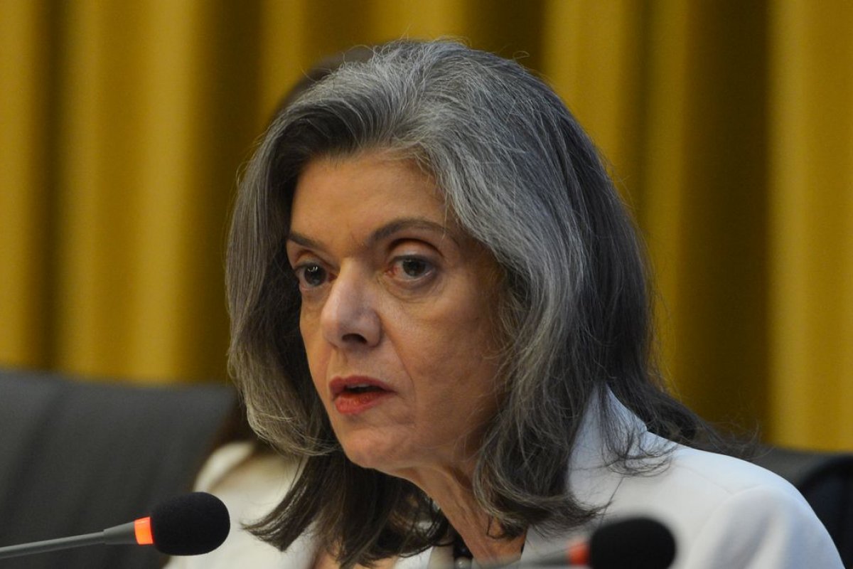 Cármen Lúcia vota para suspender dossiê feito pelo Ministério da Justiça