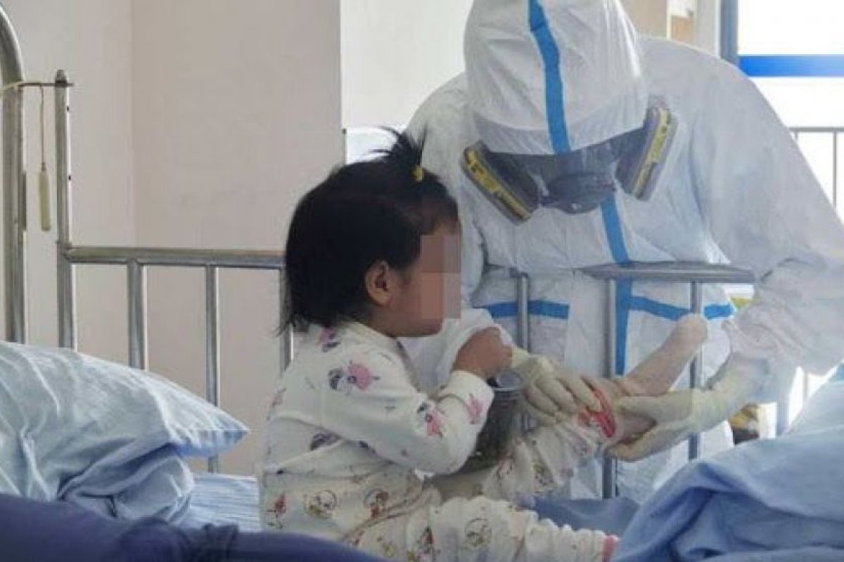 Crianças com Covid-19 têm carga viral superior à de adultos na UTI, diz estudo