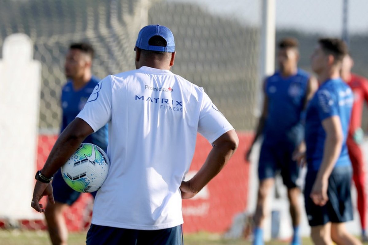 Com bom começo de Brasileiro, Bahia visita São Paulo para se manter 100% na competição