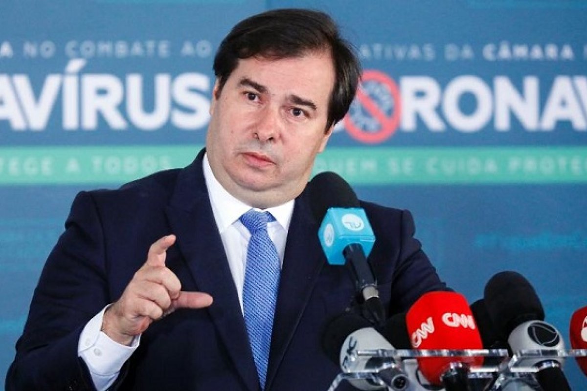 Maia afirma que quer manter veto de Bolsonaro a reajuste para servidores