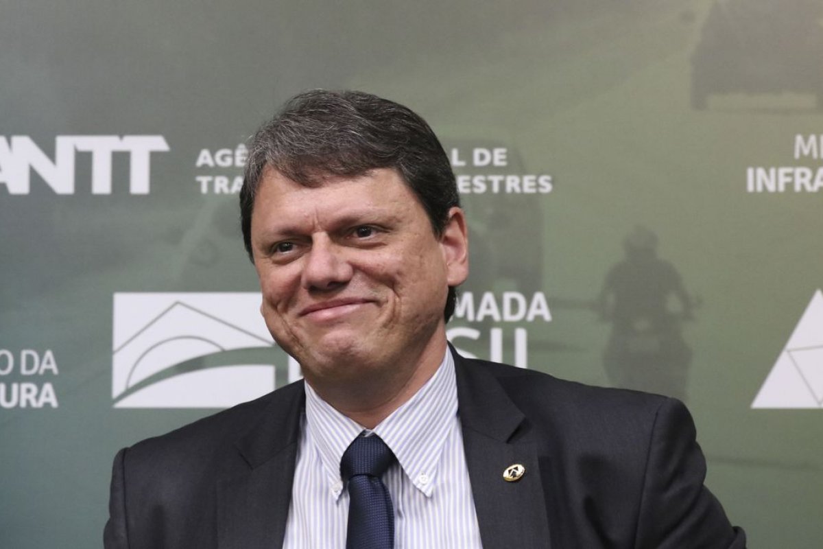 “A iniciativa privada é o motor para a recuperação dos investimentos no país”, diz ministro da Infraestrutura