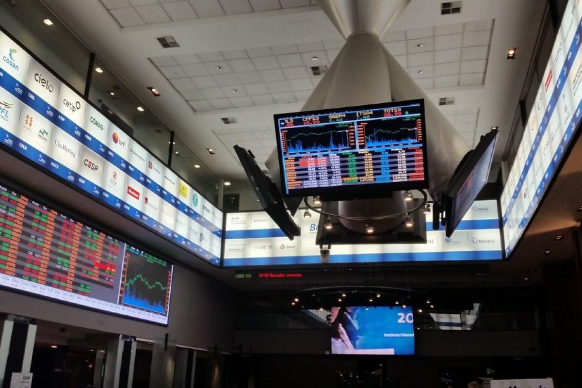 Queda da taxa Selic é determinante para entrada de novos investidores na Bolsa brasileira