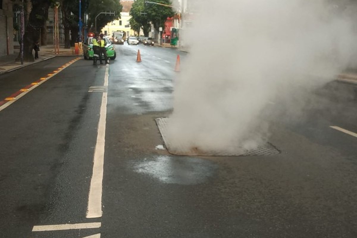 Faixa da Av. Miguel Camon é interditada por causa de fumaça em rede subterrânea