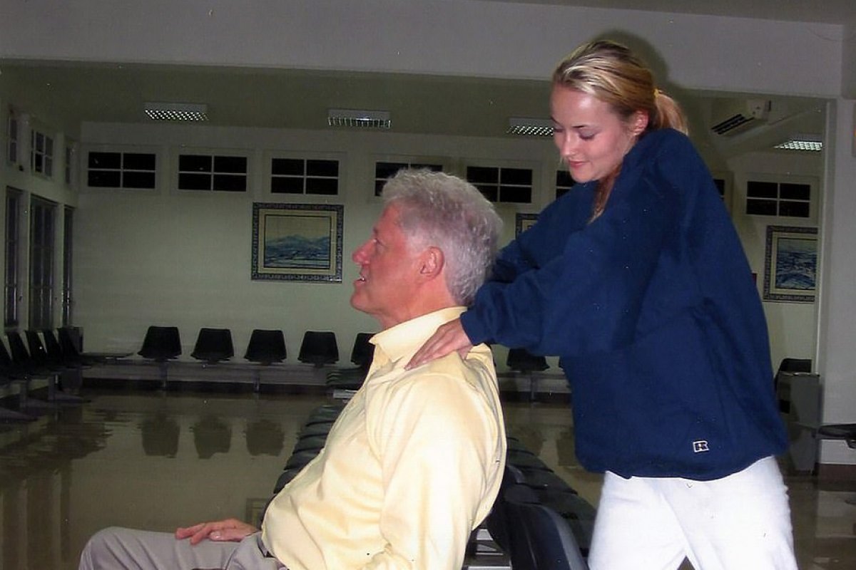 Nova foto do ex-presidente dos EUA com vítima de pedofilia é divulgada