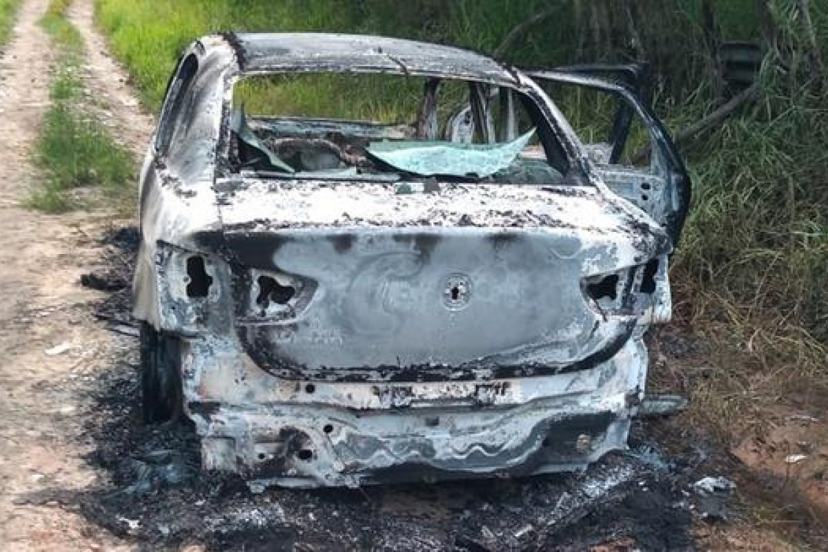 Corpo é encontrado dentro de carro incendiado em Simões Filho