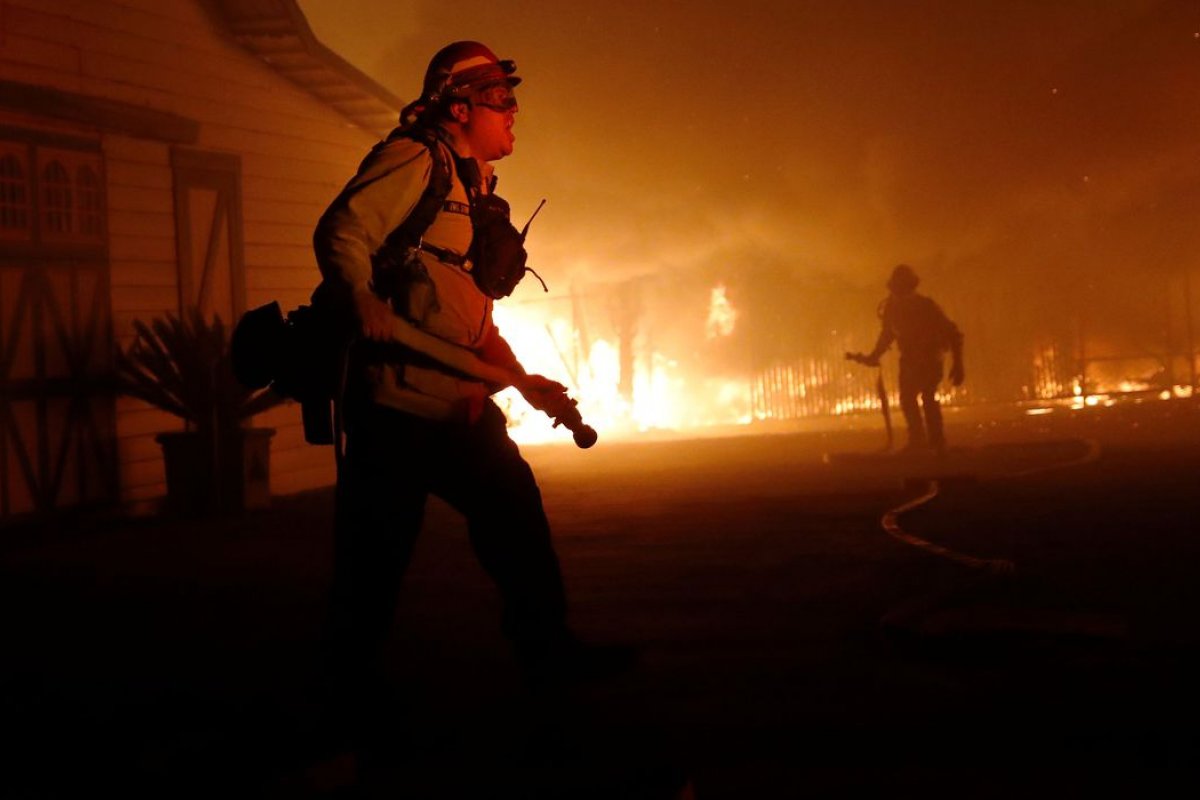 Californianos enfrentam pandemia para fugir de incêndios causados por raios